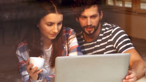 Glückliches-Paar,-Das-Laptop-Beim-Kaffeetrinken-Benutzt