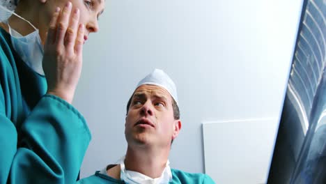 Chirurgen-Diskutieren-über-Röntgen
