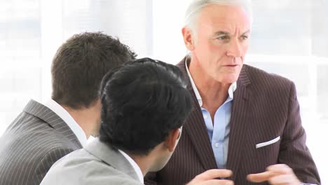 Panorama-of-senior-businessman-talking-in-a-meeting