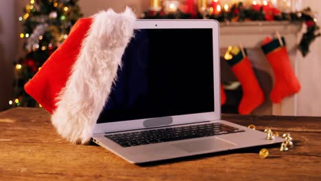 Weihnachtsmütze-Hängt-Am-Laptop