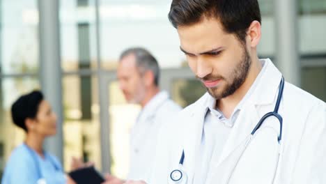 Arzt-Nutzt-Ein-Digitales-Tablet-Im-Krankenhaus