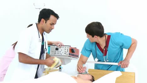 Ärzteteam-Reanimiert-Ein-Kind-Mit-Einem-Defibrillator