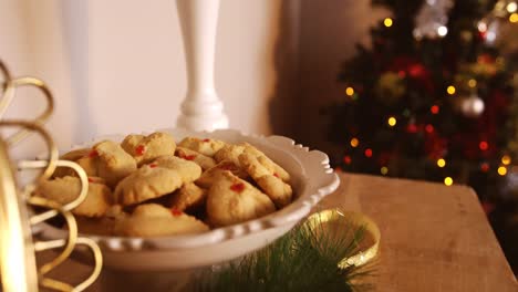 Plate-of-christmas-cookies-on-wooden-table