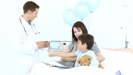 Arzt-Gibt-Einem-Kleinen-Jungen-Eine-Injektion