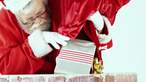 Der-Weihnachtsmann-Stellt-Die-Geschenkbox-In-Den-Schornstein