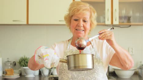 Senior-woman-preparing-jam