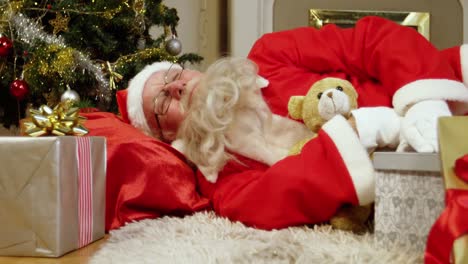 Weihnachtsmann-Schläft-Mit-Weihnachtsgeschenken-Und-Teddybär