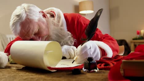 Der-Weihnachtsmann-Schläft-Am-Schreibtisch,-Während-Er-Mit-Einer-Feder-Einen-Brief-Schreibt
