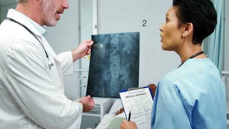 Médico-Y-Enfermera-Estudiando-Una-Radiografía