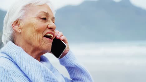 Ältere-Frau-Telefoniert-Am-Strand-Mit-Dem-Handy