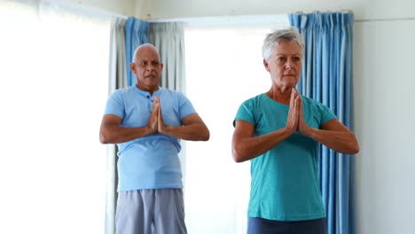 Senioren-Machen-Yoga