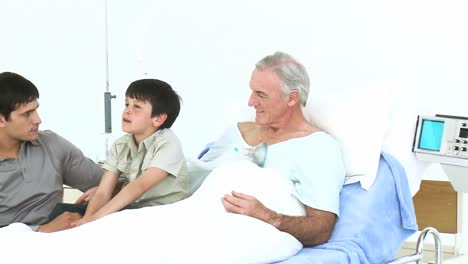 Panorama-Von-Enkel-Und-Vater,-Die-Einen-älteren-Mann-Im-Krankenhaus-Besuchen