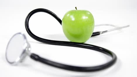 Stethoskop-Und-Apfelfrucht-Auf-Weißem-Hintergrund