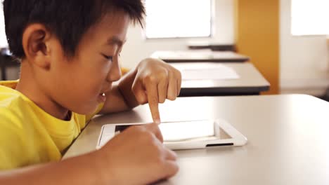 Junge-Benutzt-Digitales-Tablet-Im-Klassenzimmer