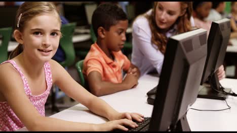 Schulmädchen-Lernt-Im-Klassenzimmer-Am-PC