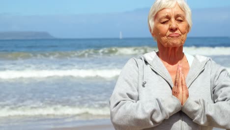 Ältere-Frau,-Die-Yoga-Durchführt