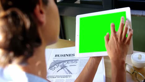 Geschäftsfrau-Mit-Digitalem-Tablet