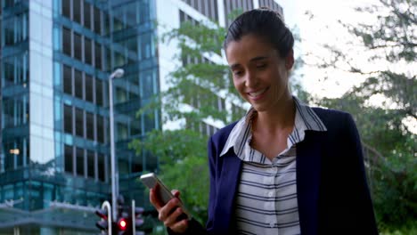 Geschäftsfrau,-Die-Textnachrichten-Auf-Dem-Mobiltelefon-Sendet
