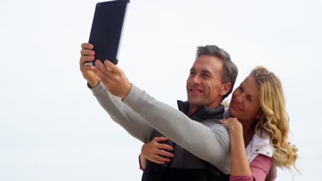 Älteres-Paar-Macht-Ein-Selfie-Vom-Digitalen-Tablet