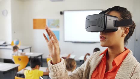 Lehrer-Nutzt-Virtual-Reality-Headset-Und-Digitales-Tablet-Im-Klassenzimmer