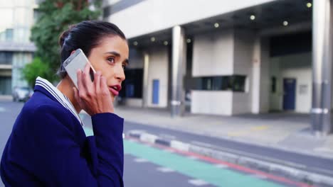 Mujer-De-Negocios-Hablando-Por-Teléfono-Móvil