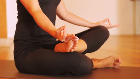 Mujer-Realizando-Yoga