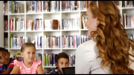 Teacher-teaching-school-kids-in-library