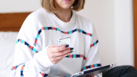 Mujer-Usando-Tableta-Digital-Y-Teléfono-Móvil-En-El-Dormitorio.