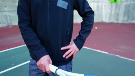 Aktiver-Mann,-Der-Tennis-Spielt