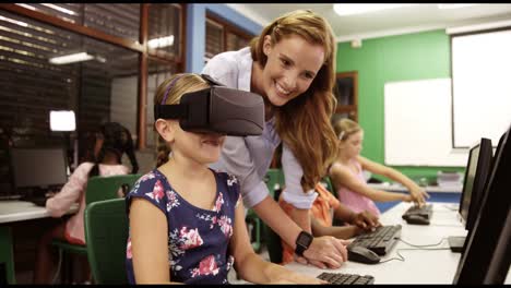 Schulmädchen-Benutzt-Virtual-Reality-Brille-Im-Klassenzimmer