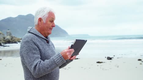 Älterer-Mann,-Der-Ein-Digitales-Tablet-Verwendet