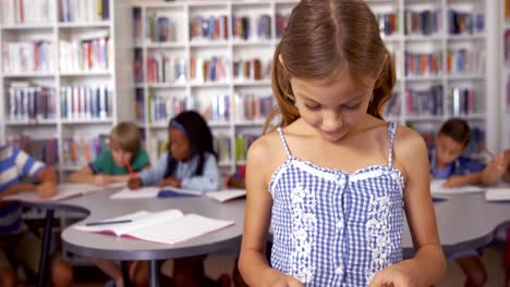 Schulmädchen-Nutzt-Digitales-Tablet-In-Der-Bibliothek