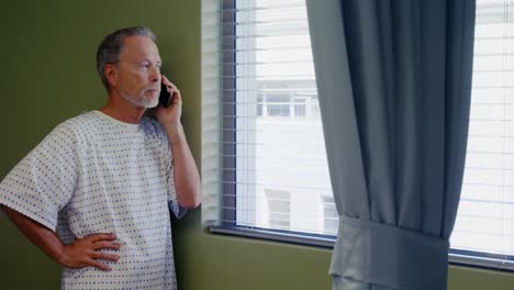 Patient-Spricht-über-Mobiltelefon