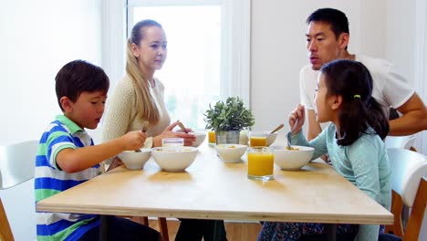 Familia-Feliz-Desayunando