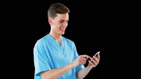 Lächelnder-Chirurg,-Der-Sein-Mobiltelefon-Benutzt