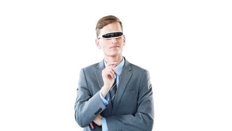 Hombre-De-Negocios-Con-Gafas-De-Vídeo-Virtuales-Usando-Pantalla-Digital