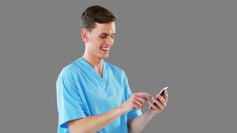 Lächelnder-Chirurg,-Der-Sein-Mobiltelefon-Benutzt