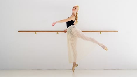 Bailarina-Practicando-Danza-Ballet
