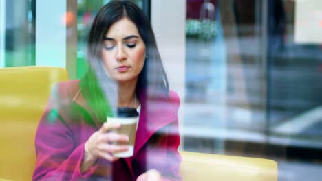 Geschäftsfrau-Benutzt-Mobiltelefon-Beim-Kaffeetrinken
