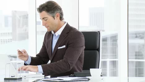 Businessman-using-a-laptop-and-holding-a-credit-card