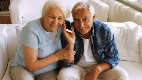 Seniorenpaar-Telefoniert-Mit-Dem-Handy