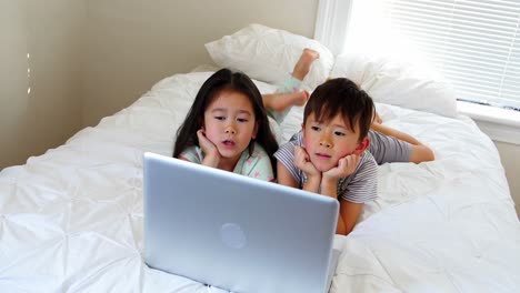 Kinder-Benutzen-Laptop-Im-Bett