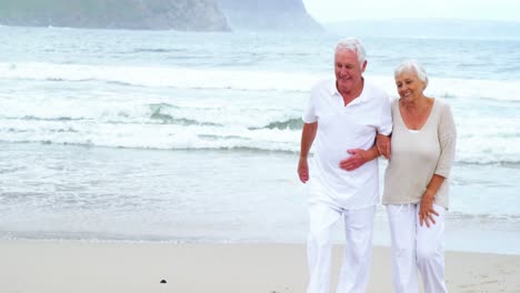 Glückliches-älteres-Paar,-Das-Am-Strand-Spaziert