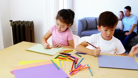 Kinder-Machen-Hausaufgaben,-Während-Sich-Die-Eltern-Auf-Dem-Sofa-Entspannen