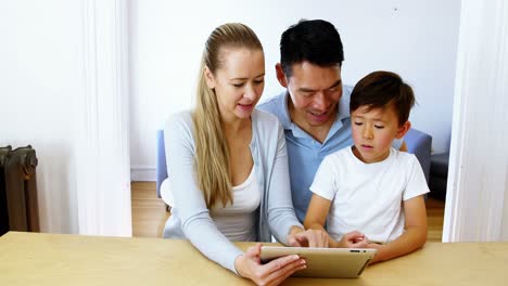 Familia-Feliz-Usando-Tableta-Digital-En-La-Sala-De-Estar