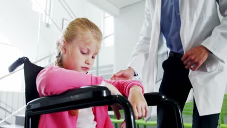 Behindertes-Mädchen,-Das-Im-Rollstuhl-Sitzt-Und-Mit-Dem-Arzt-Spricht