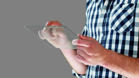 Mittlerer-Abschnitt-Des-Menschen,-Der-Ein-Futuristisches-Digitales-Tablet-Verwendet