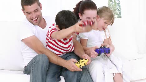 Familie-Zu-Hause,-Die-Videospiele-Spielt