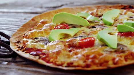 Pizza-Al-Horno-Con-Aderezos-De-Aguacate-En-Rodajas