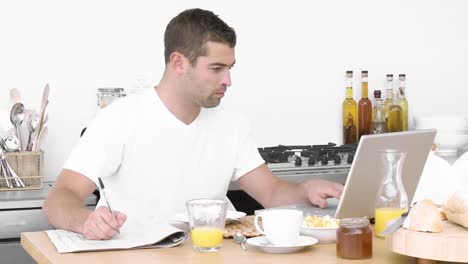 Mann-Arbeitet-Mit-Einem-Laptop-In-Der-Küche